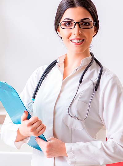 женщина врач с белом халате и с планшетом в руках